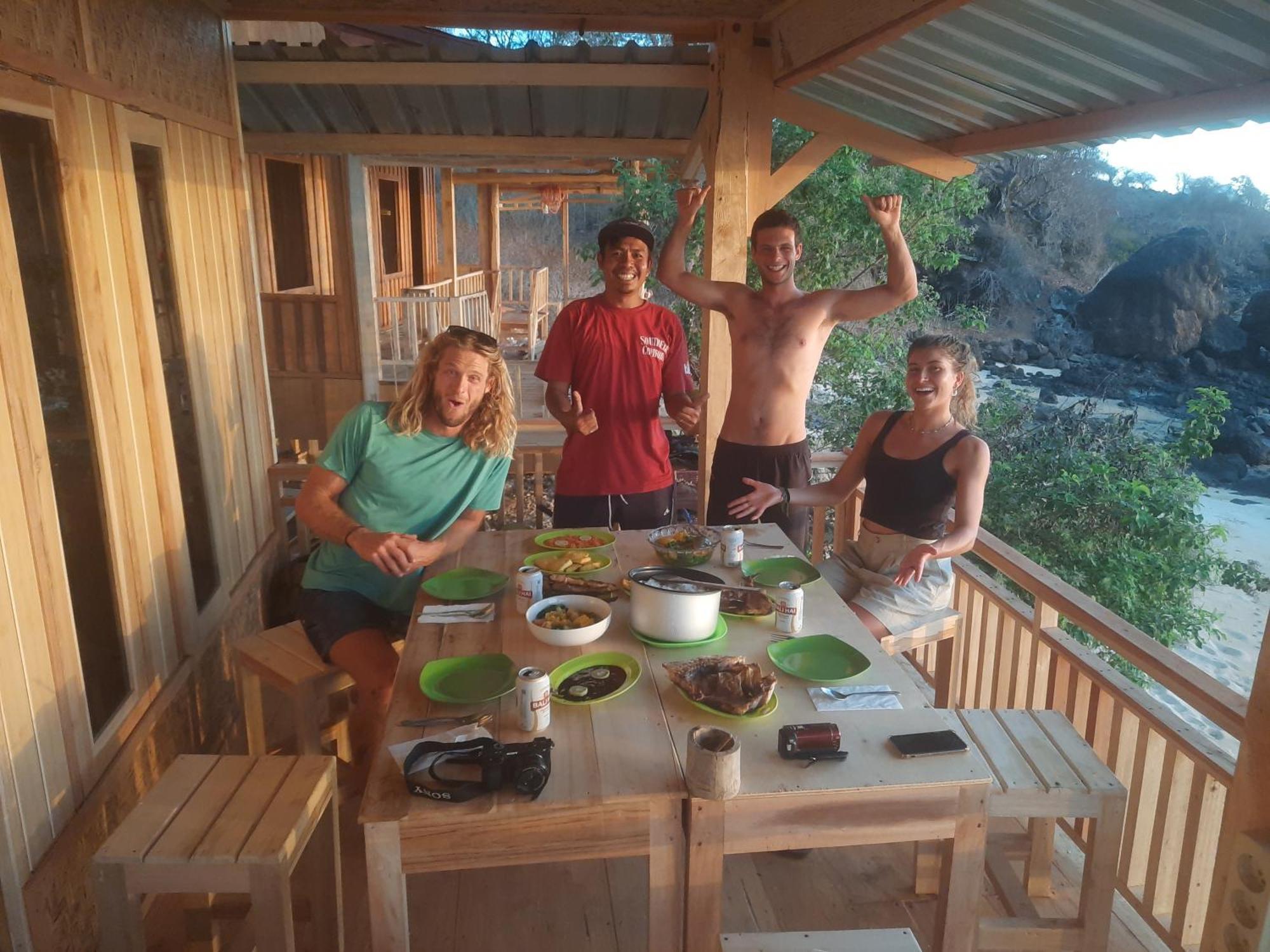 Boneputeh Homestay Taliwang Bagian luar foto