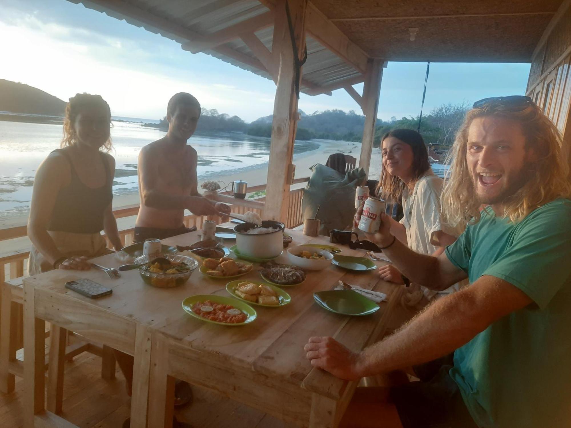Boneputeh Homestay Taliwang Bagian luar foto